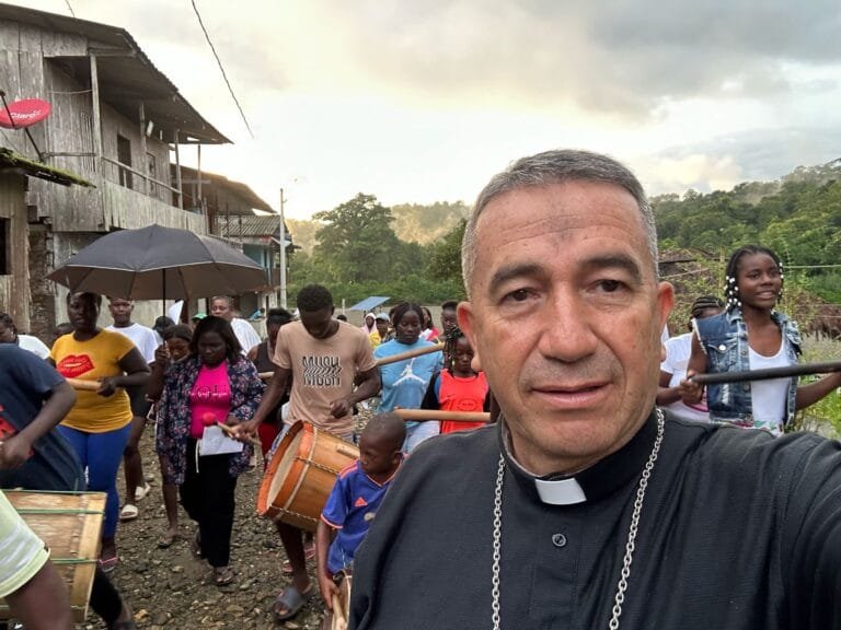 Monseñor Rubén Darío Jaramillo Montoya lleva el mensaje de Dios a las comunidades del Naya y Río Yurumanguí