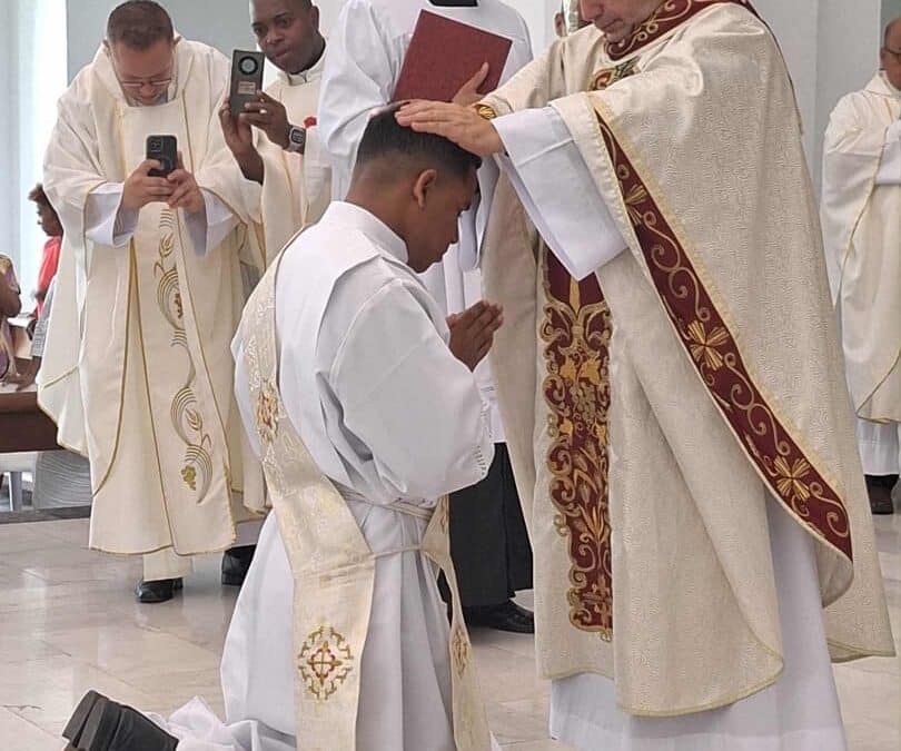 La Diócesis de Buenaventura celebra con gozo la ordenación del Padre Juan David asprilla Hinojosa y la imposición del alba a Jacob asprilla Cáceres