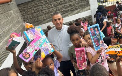 Monseñor Rubén Darío Jaramillo Montoya lidera entrega de 2.000 regalos a niños de sectores vulnerables en Buenaventura