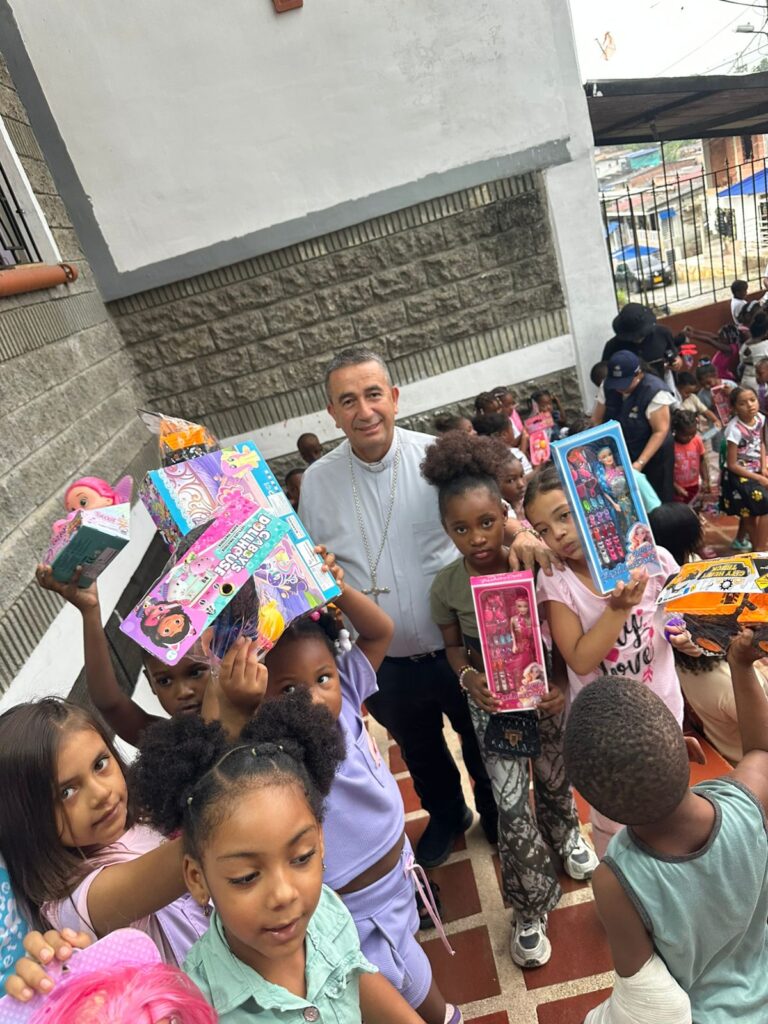 Monseñor Rubén Darío Jaramillo Montoya lidera entrega de 2.000 regalos a niños de sectores vulnerables en Buenaventura