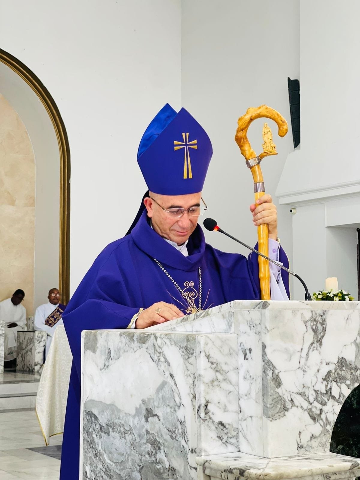 Monseñor en el altar